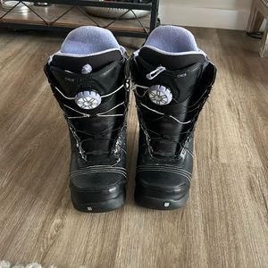 Snowboarding boots